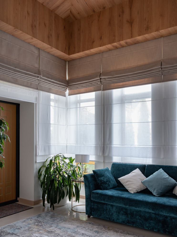 Свежая идея для дизайна: парадная, изолированная гостиная комната среднего размера в стиле неоклассика (современная классика) с белыми стенами, полом из керамогранита, бежевым полом, деревянным потолком и кирпичными стенами - отличное фото интерьера