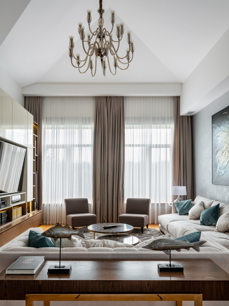 Exemple d'un salon tendance avec un mur blanc, un sol en bois brun, un téléviseur encastré, un sol marron et un plafond voûté.