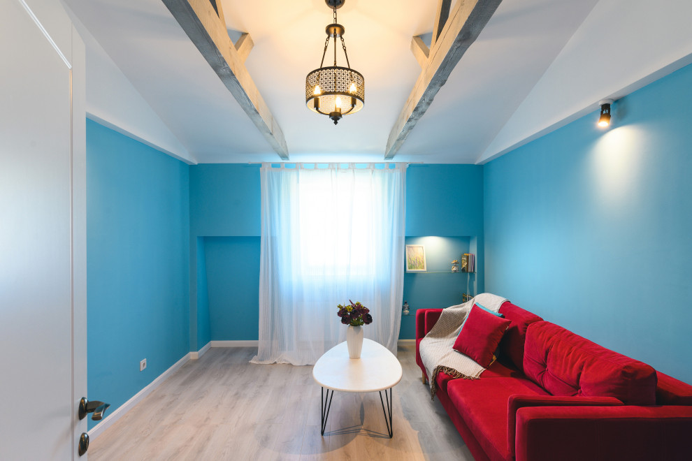Идея дизайна: гостиная комната среднего размера в современном стиле с с книжными шкафами и полками, синими стенами, полом из ламината, серым полом и балками на потолке без камина, телевизора