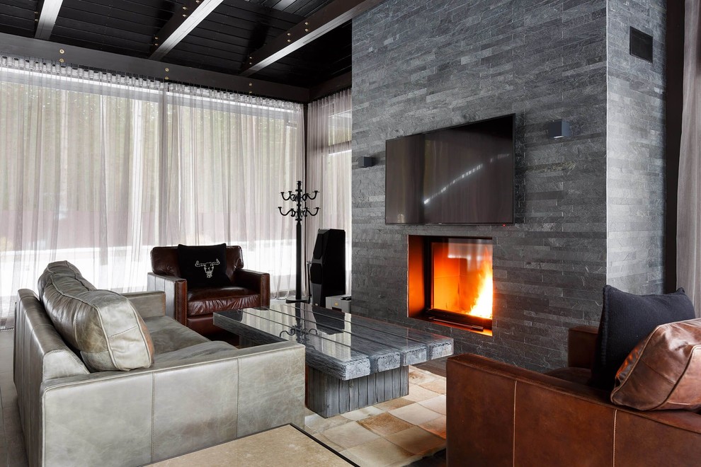 Cette image montre un salon design avec une salle de réception, une cheminée standard et un téléviseur fixé au mur.
