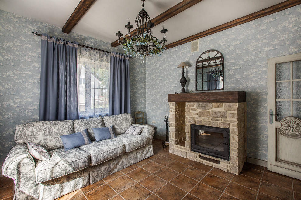 Идея дизайна: изолированная, парадная гостиная комната среднего размера в стиле шебби-шик с синими стенами, стандартным камином, фасадом камина из камня и синими шторами