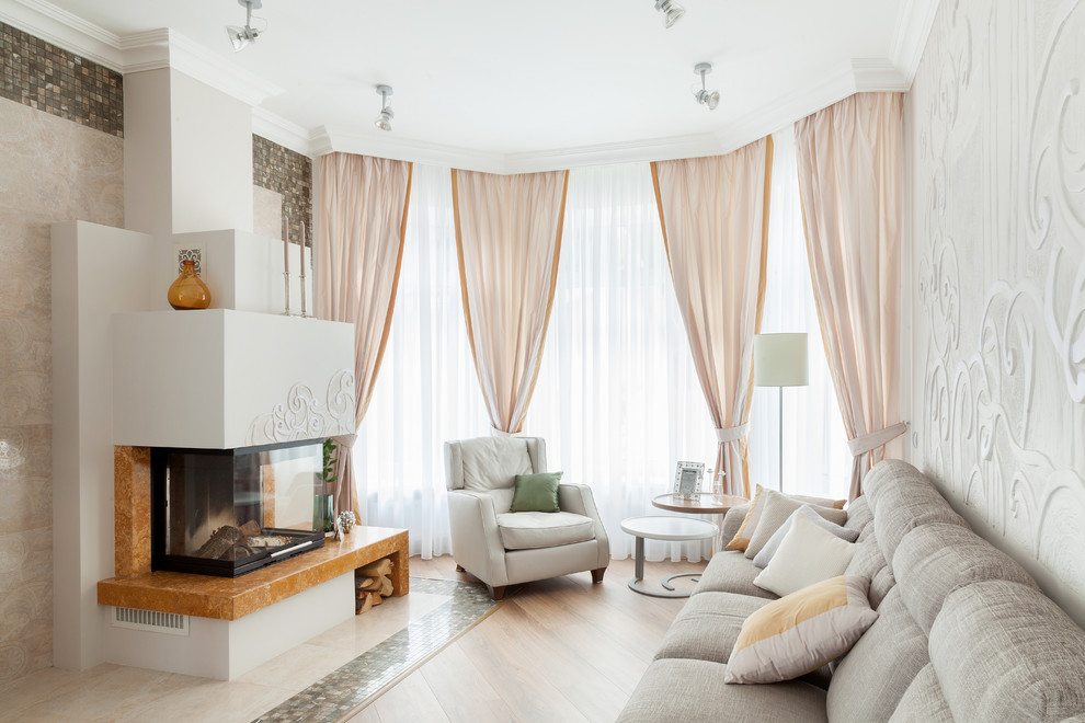 Aménagement d'un salon contemporain avec un mur beige, parquet clair, une cheminée standard et un sol beige.