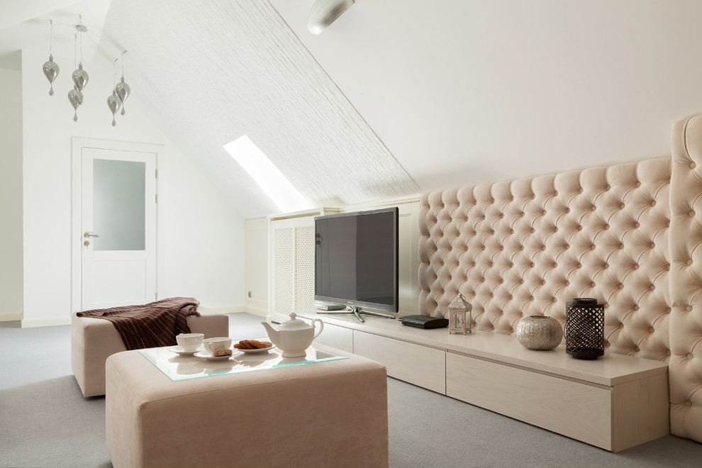 Пример оригинального дизайна: гостиная комната в современном стиле с отдельно стоящим телевизором