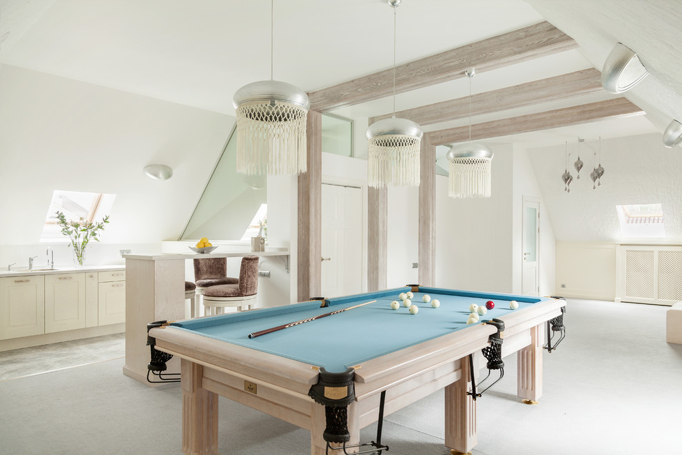 Свежая идея для дизайна: гостиная комната в современном стиле с бильярдным столом - отличное фото интерьера