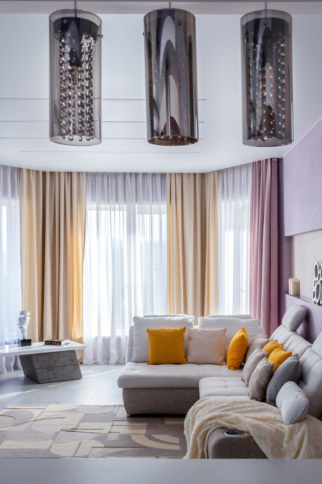 Esempio di un grande soggiorno design con pareti viola e pavimento grigio