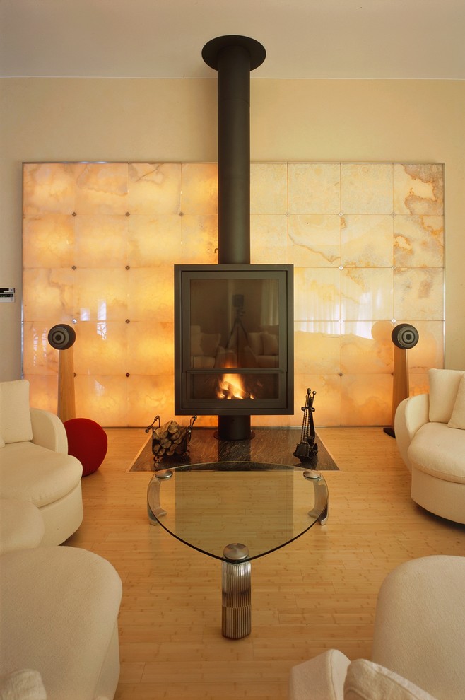 Cette image montre un salon design ouvert avec un mur beige, un sol en marbre, cheminée suspendue, un manteau de cheminée en métal et un téléviseur fixé au mur.