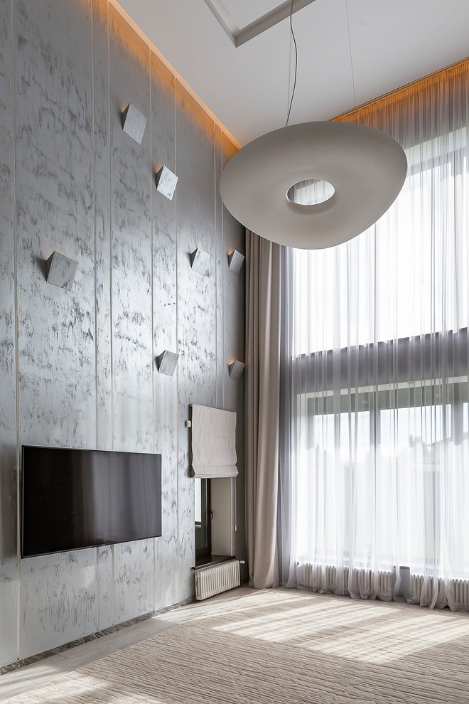Пример оригинального дизайна: большая двухуровневая гостиная комната в современном стиле с с книжными шкафами и полками, синими стенами, полом из ламината, угловым камином, фасадом камина из металла, телевизором на стене и серым полом