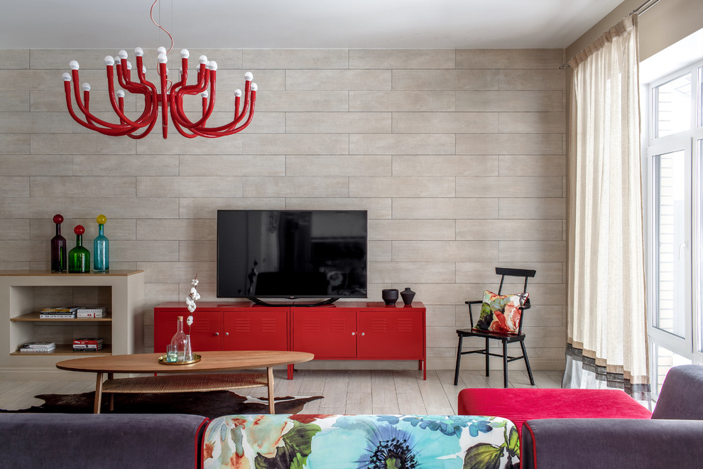 Modelo de salón ecléctico de tamaño medio con suelo de baldosas de porcelana, suelo beige, paredes beige y televisor independiente