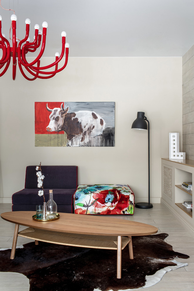 На фото: гостиная комната среднего размера в стиле фьюжн с бежевыми стенами, полом из керамогранита, мультимедийным центром и бежевым полом