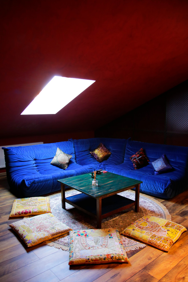 Idee per un grande soggiorno eclettico chiuso con angolo bar, pareti rosse, parquet scuro e parete attrezzata