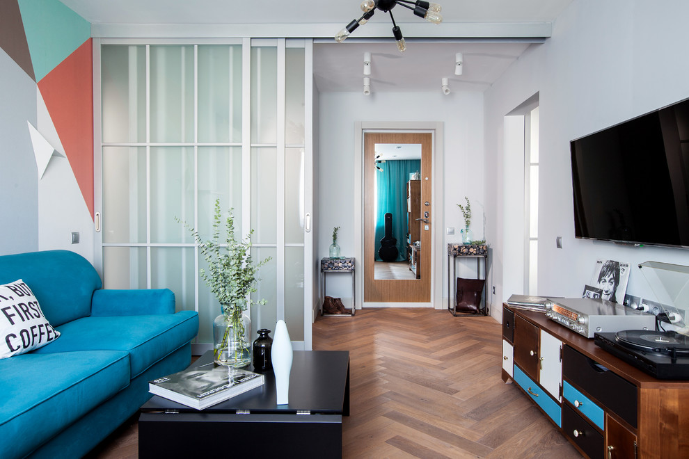 Idee per un soggiorno minimal chiuso con pareti bianche, pavimento in legno massello medio, TV a parete e pavimento marrone