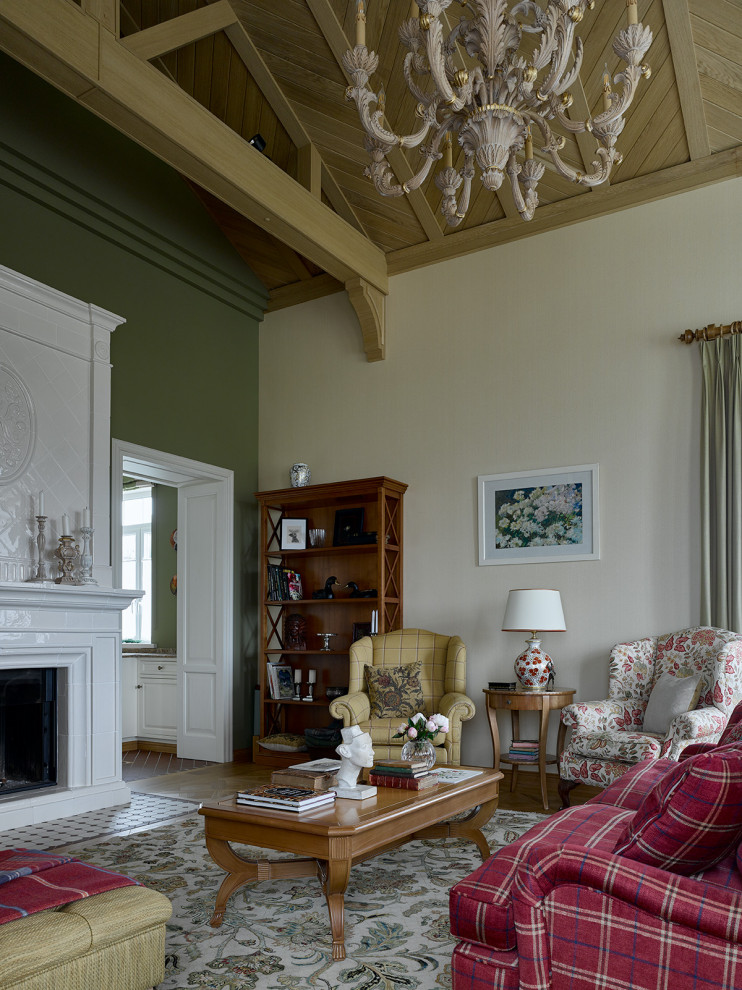 Идея дизайна: гостиная комната в классическом стиле с бежевыми стенами, паркетным полом среднего тона, стандартным камином, коричневым полом, балками на потолке, сводчатым потолком и деревянным потолком