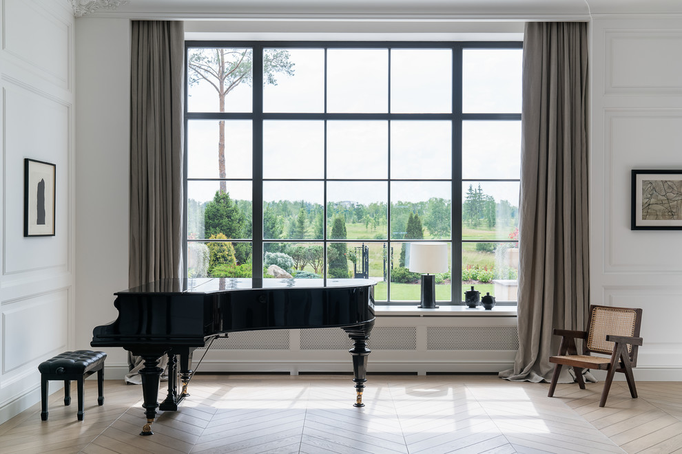 Источник вдохновения для домашнего уюта: изолированная гостиная комната в скандинавском стиле с музыкальной комнатой, белыми стенами, светлым паркетным полом и бежевым полом