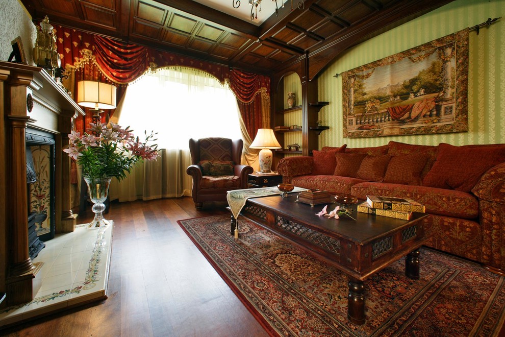 Стильный дизайн: гостиная комната в викторианском стиле с тюлем на окнах - последний тренд