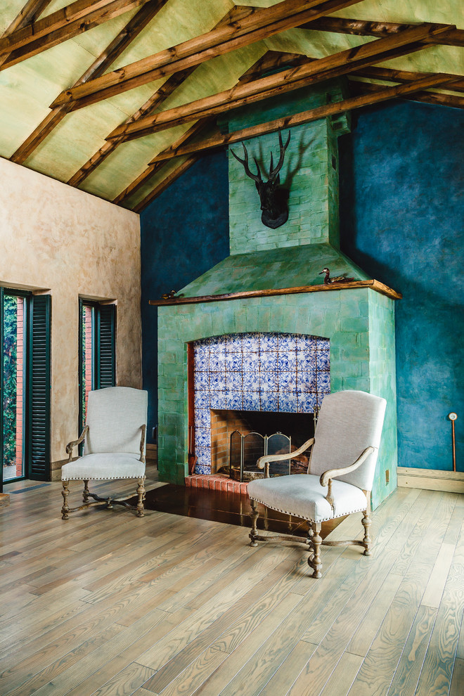 Idée de décoration pour un très grand salon champêtre ouvert avec une salle de réception, un mur multicolore, parquet clair, une cheminée standard et un manteau de cheminée en carrelage.