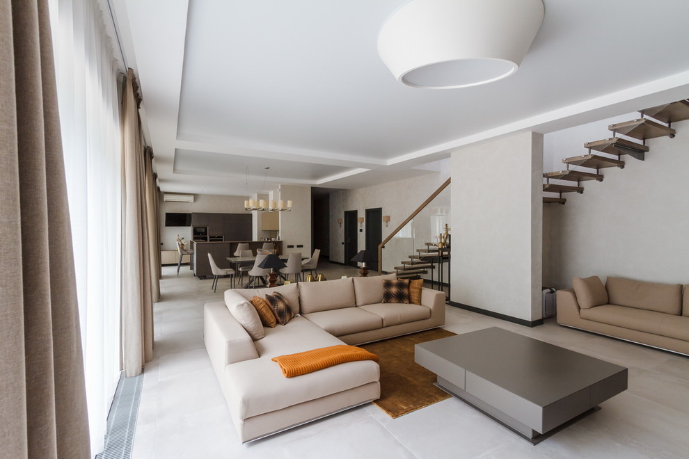 Großes, Offenes Modernes Wohnzimmer mit grauer Wandfarbe, Porzellan-Bodenfliesen und grauem Boden in Sonstige