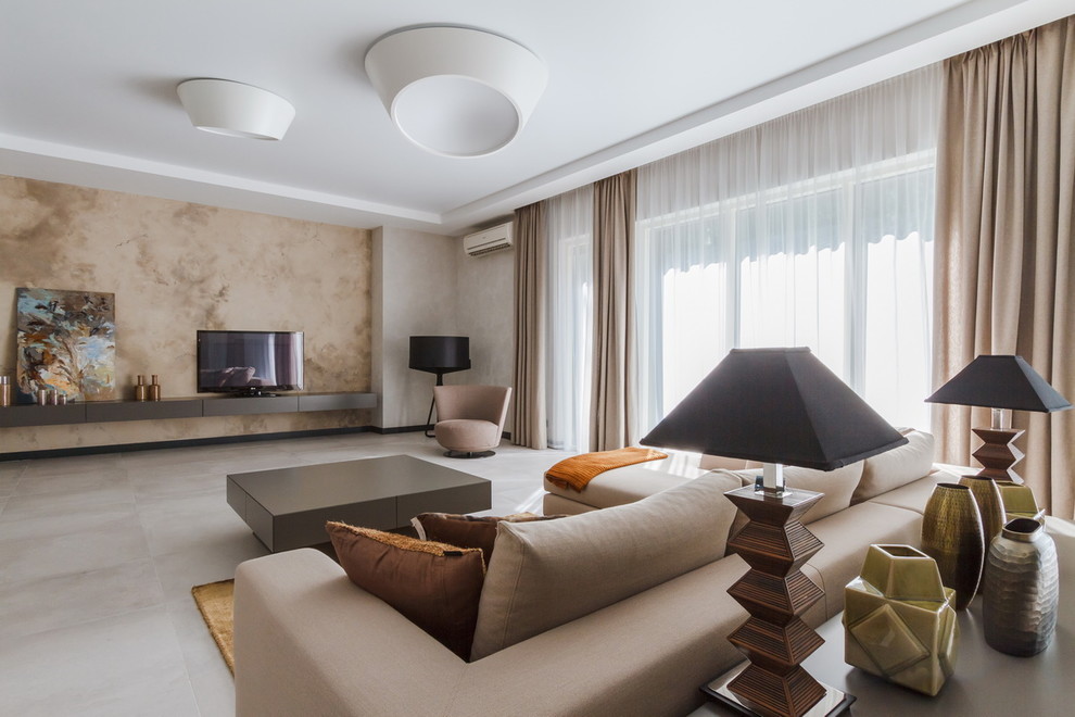 Пример оригинального дизайна: большая открытая гостиная комната в современном стиле с серыми стенами, полом из керамогранита, отдельно стоящим телевизором, серым полом и тюлем на окнах
