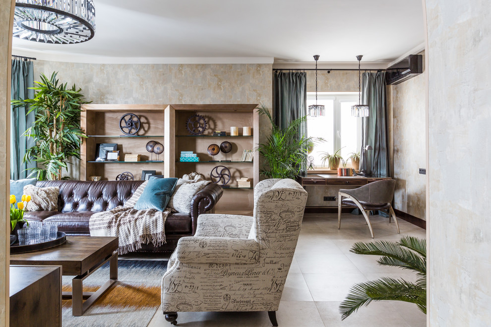 Ejemplo de sala de estar abierta tradicional renovada con paredes beige y suelo beige