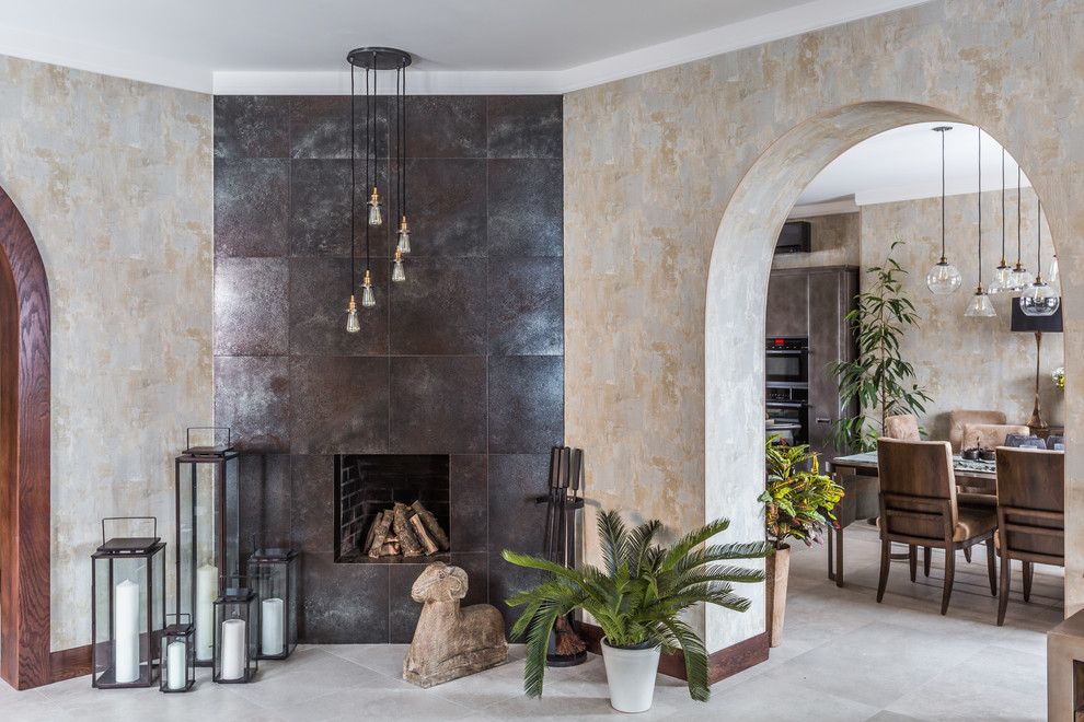 Источник вдохновения для домашнего уюта: гостиная комната в средиземноморском стиле с угловым камином и фасадом камина из плитки