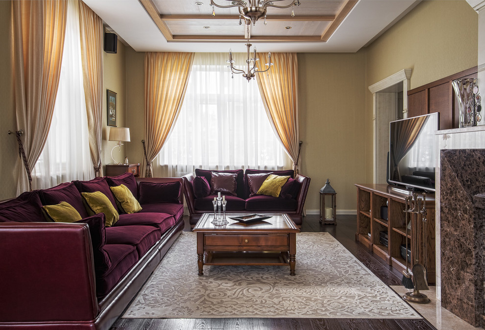 Idéer för ett klassiskt vardagsrum, med ett finrum, beige väggar, en standard öppen spis och en fristående TV