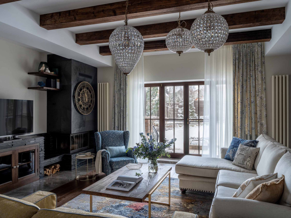Idee per un soggiorno tradizionale con pareti bianche, parquet scuro, camino classico e pavimento marrone