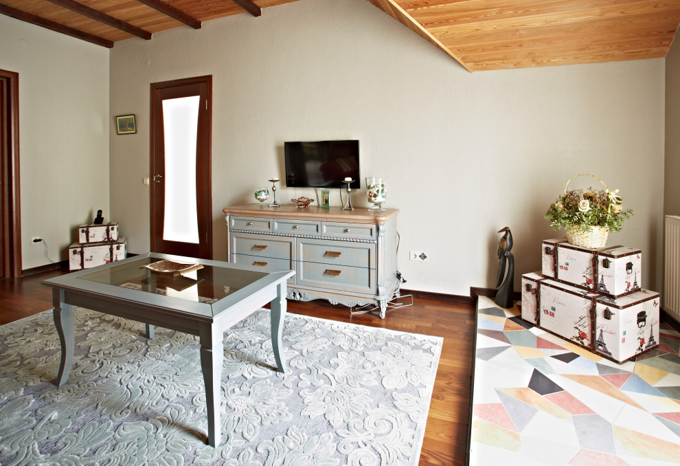 Diseño de sala de estar abierta tradicional de tamaño medio con suelo de madera en tonos medios y suelo marrón