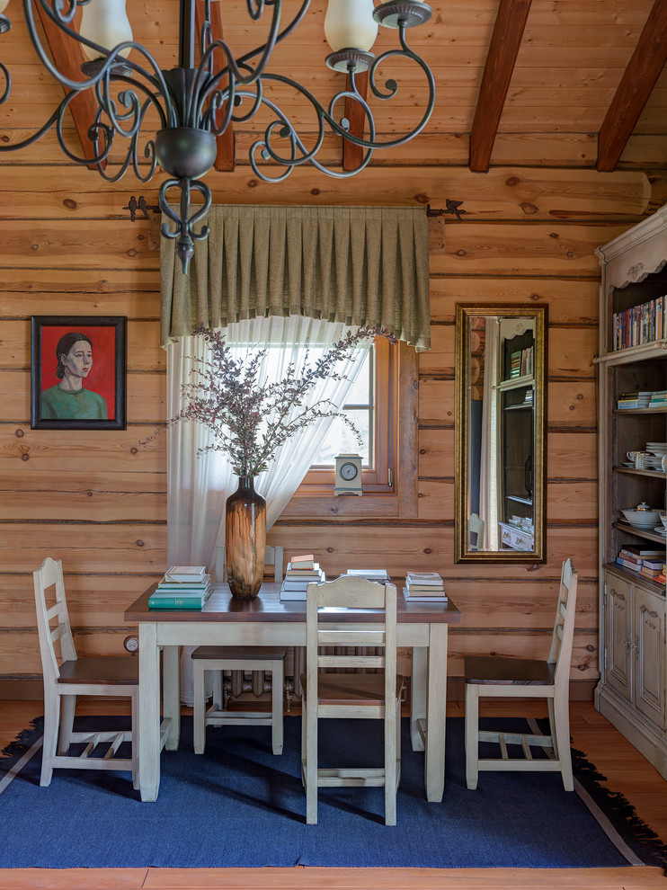 Cette photo montre un salon montagne fermé avec une bibliothèque ou un coin lecture, parquet peint et un sol marron.