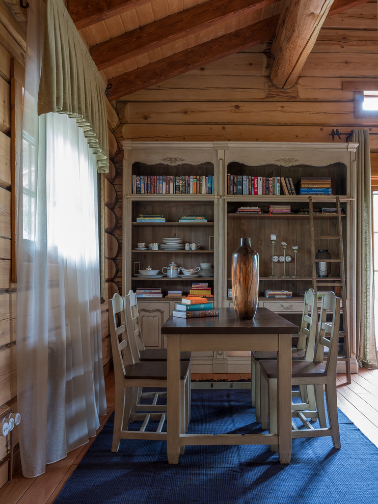 Свежая идея для дизайна: гостиная комната в стиле рустика с бежевыми стенами, деревянным полом и коричневым полом - отличное фото интерьера
