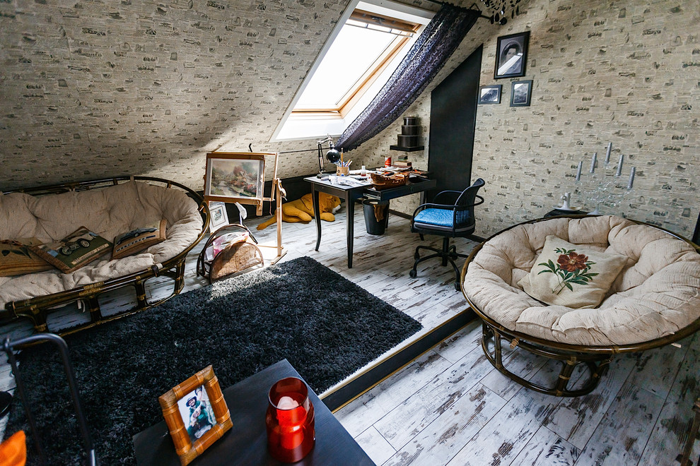 Пример оригинального дизайна: гостиная комната в стиле фьюжн с деревянным полом без камина, телевизора