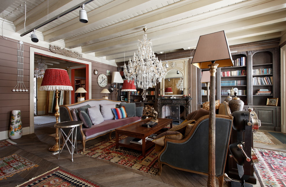Esempio di un soggiorno boho chic di medie dimensioni con libreria, pareti marroni, pavimento in legno massello medio e camino classico