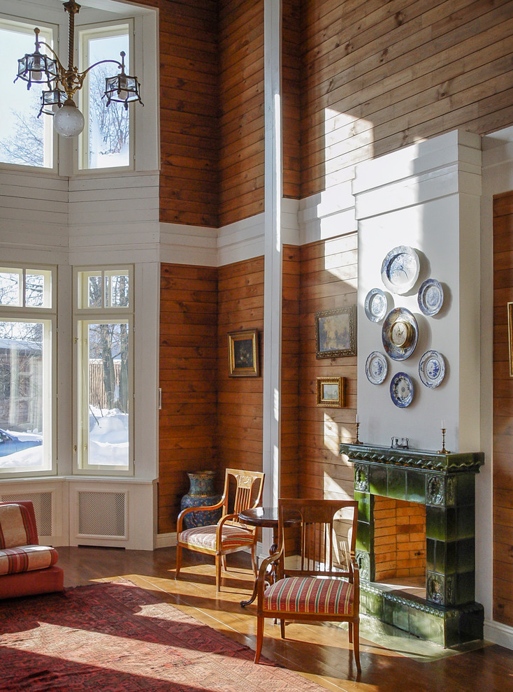 Cette image montre un très grand salon rustique avec une salle de réception, un mur blanc, un sol en bois brun, une cheminée standard et un manteau de cheminée en carrelage.