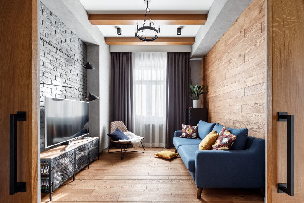 Cette photo montre un salon chic en bois de taille moyenne et fermé avec un mur gris, un sol en bois brun, un téléviseur indépendant, un sol beige, un mur en parement de brique, une salle de réception et poutres apparentes.
