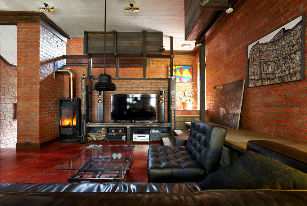 На фото: открытая гостиная комната среднего размера в стиле лофт с печью-буржуйкой, отдельно стоящим телевизором и коричневыми стенами