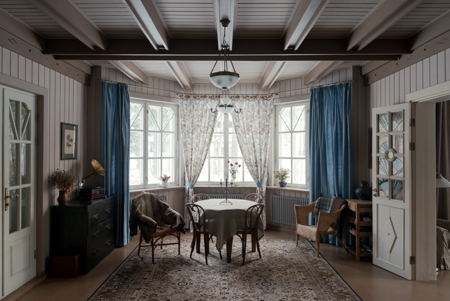 Идея дизайна: изолированная гостиная комната среднего размера в стиле кантри с серыми стенами и деревянным полом