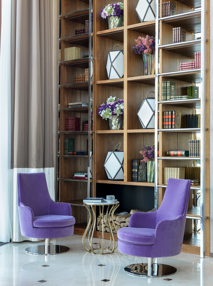 Idee per un grande soggiorno minimal aperto con libreria, pareti beige, pavimento in marmo e pavimento bianco