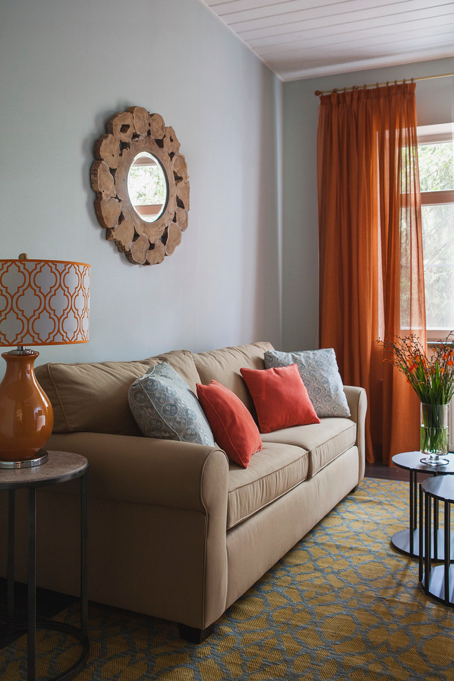 На фото: гостиная комната в современном стиле с серыми стенами и ковровым покрытием