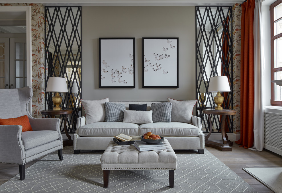 Imagen de salón para visitas cerrado clásico con paredes grises y suelo de madera en tonos medios