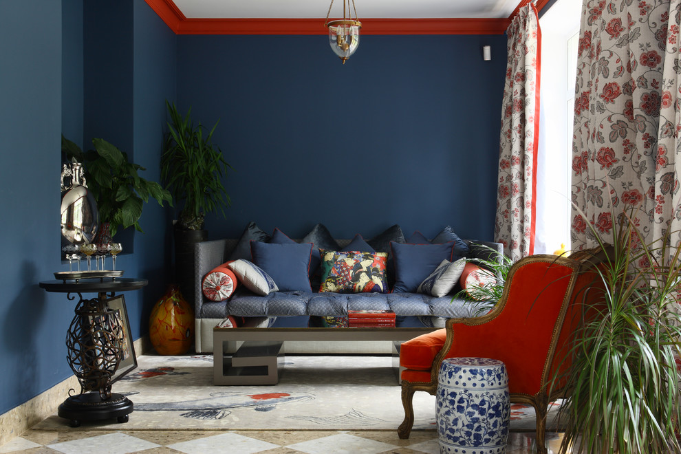 Foto på ett eklektiskt vardagsrum, med ett finrum och blå väggar