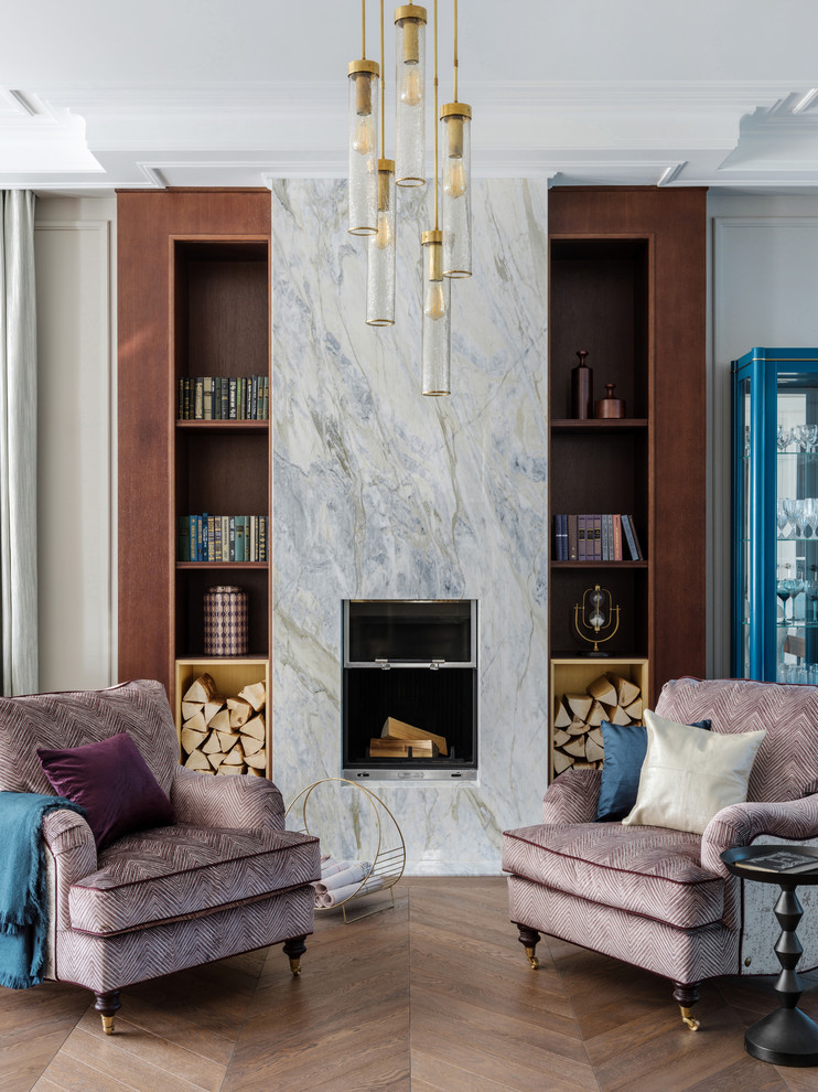 Источник вдохновения для домашнего уюта: гостиная комната в стиле неоклассика (современная классика) с стандартным камином, коричневым полом и серыми стенами