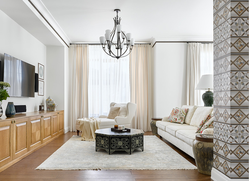 Immagine di un soggiorno mediterraneo aperto con pareti bianche, pavimento in legno massello medio, TV a parete e pavimento marrone