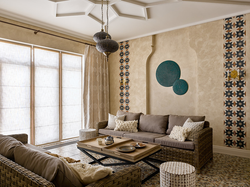Idee per un soggiorno mediterraneo con pareti beige