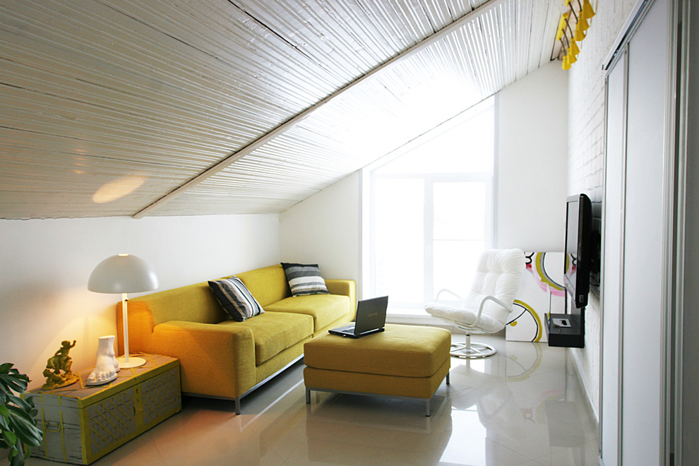 Пример оригинального дизайна: гостиная комната среднего размера в современном стиле с белыми стенами и телевизором на стене