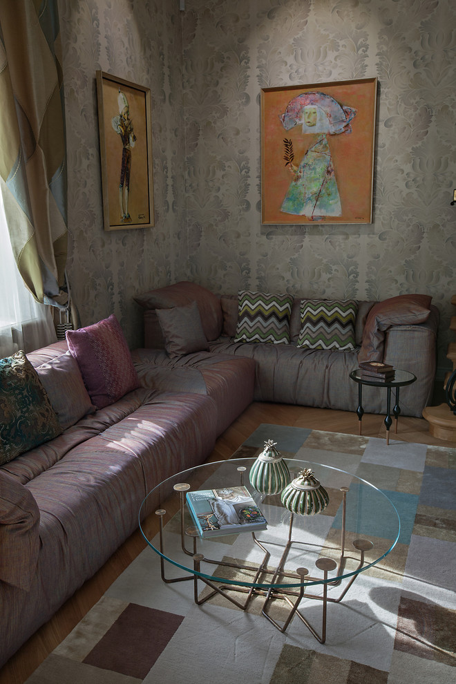 Esempio di un grande soggiorno classico aperto con sala formale, pareti grigie, pavimento in legno massello medio e TV nascosta