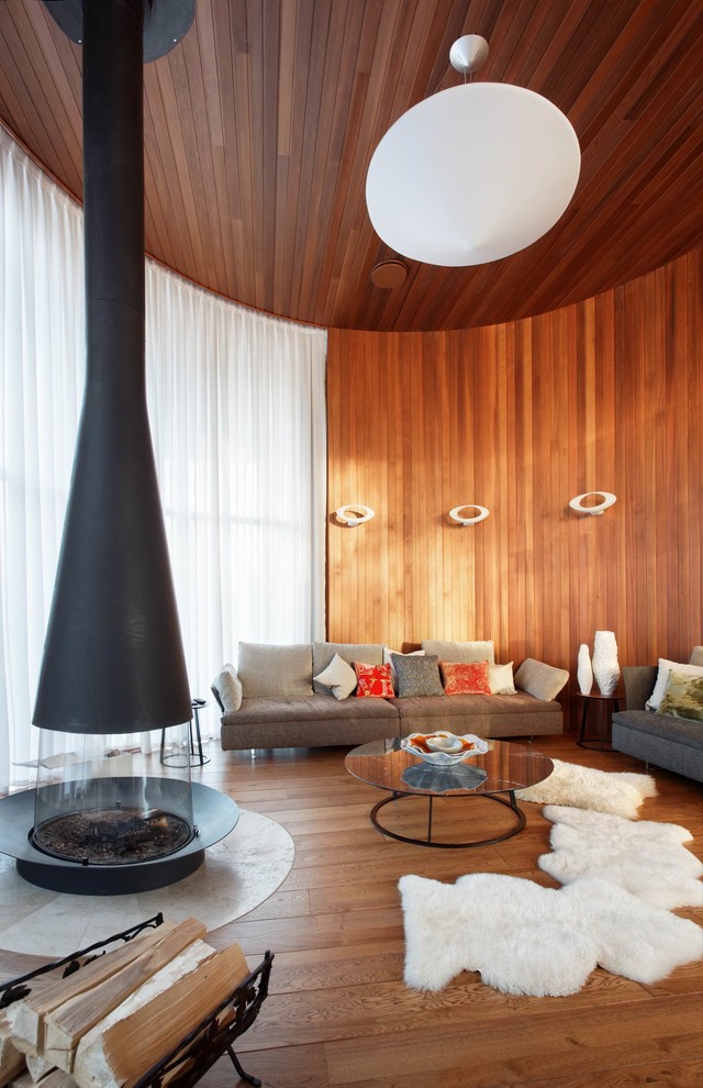 Пример оригинального дизайна: гостиная комната в современном стиле с подвесным камином
