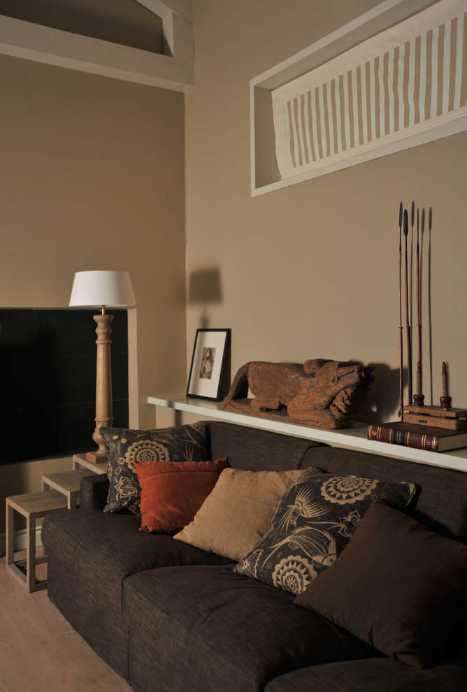 Immagine di un soggiorno minimal di medie dimensioni e chiuso con sala formale, pareti beige, parquet chiaro e pavimento beige
