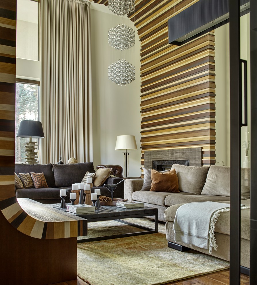 Источник вдохновения для домашнего уюта: гостиная комната в современном стиле с бежевыми стенами, паркетным полом среднего тона, стандартным камином и коричневым полом
