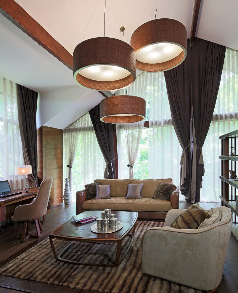 Cette image montre un salon design ouvert avec un mur beige, un sol en bois brun et aucune cheminée.