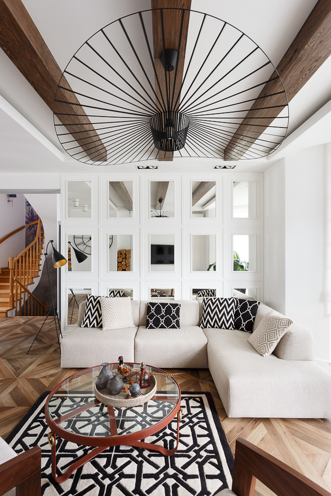 Inspiration pour un salon design ouvert avec un mur blanc, un sol en bois brun et un sol marron.