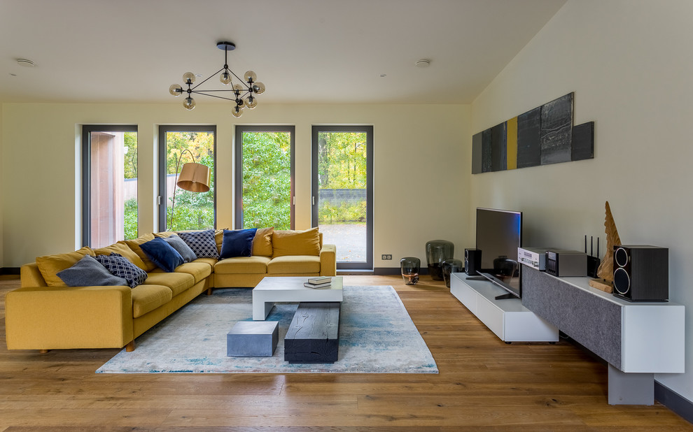 Idéer för ett stort nordiskt separat vardagsrum, med vita väggar, mellanmörkt trägolv, en fristående TV och brunt golv