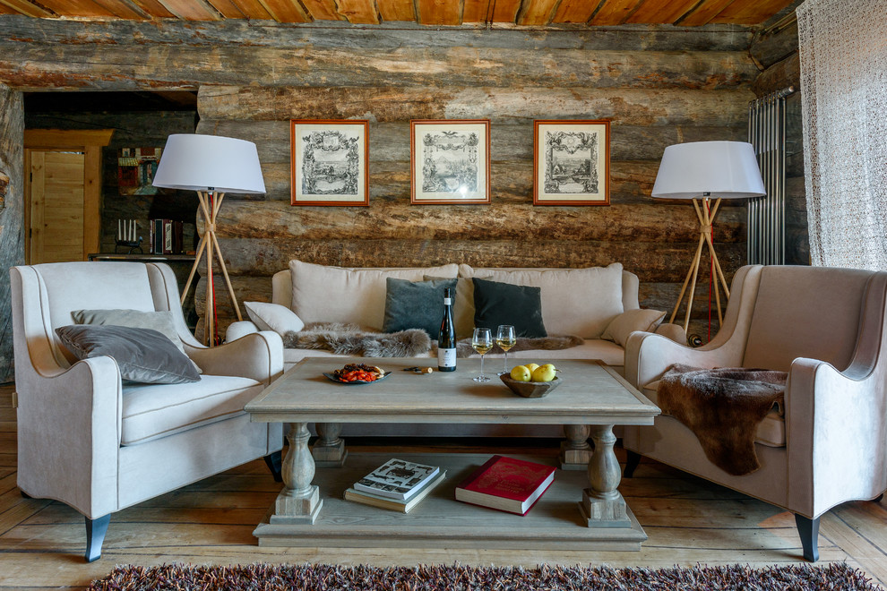 Réalisation d'un salon chalet avec un mur marron, un sol en bois brun, un sol beige et éclairage.